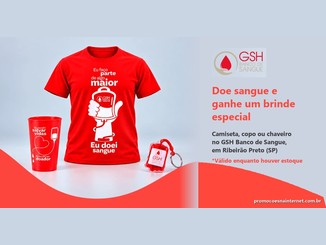 Camiseta vermelha, copo e chaveiro em formato de bolsa de sangue do GSH Banco de Sangue, com o texto Doe sangue e ganhe um brinde especial, válido enquanto houver estoque