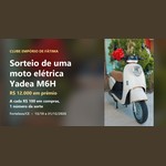 Moto elétrica Yadea M6H branca com laço vermelho, prêmio do sorteio do Clube Empório de Fátima, em Fortaleza