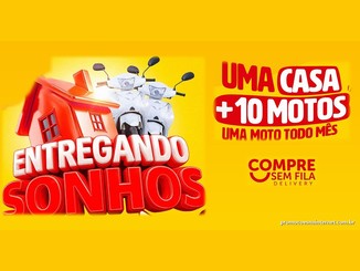 Arte da Promoção Entregando Sonhos, do Compre Sem Fila, com uma casa vermelha em 3D e duas motos brancas ao lado do letreiro Entregando Sonhos, sobre fundo amarelo, e o texto Uma Casa +10 Motos, Uma Moto Todo Mês.