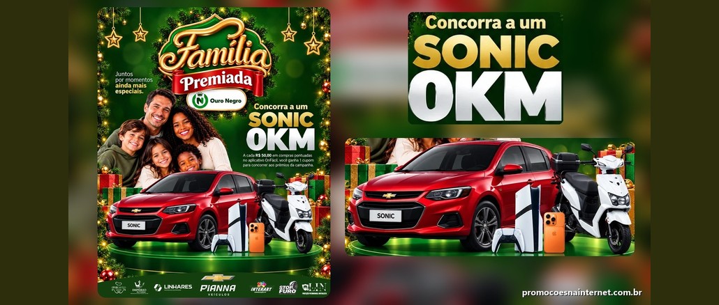 Cartaz natalino verde e dourado da promoção Família Premiada, do aplicativo OnFácil e do Posto Ouro Negro, com uma família sorridente, um Chevrolet Sonic vermelho, uma moto elétrica branca, um PlayStation 5 e um iPhone, ao lado do texto "Concorra a um Sonic 0 km".