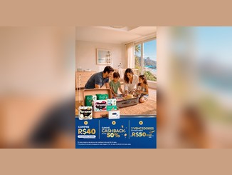 Família sorridente arruma uma mala de viagem com produtos Personal e Kiss, com os passos da promoção Cuidado em Dia, Férias em Família: compre R$40, ganhe cashback de até 50% e concorra a vales-viagem de R$50 mil.