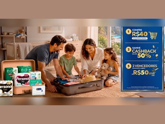 Família arrumando a mala de viagem com produtos Personal e Kiss, ao lado do painel da promoção Cuidado em Dia, Férias em Família: compre R$40, ganhe cashback e concorra a vale-viagem CVC de R$50 mil