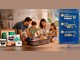 Família arrumando a mala de viagem com produtos Personal e Kiss, ao lado do painel da promoção Cuidado em Dia, Férias em Família: compre R$40, ganhe cashback e concorra a vale-viagem CVC de R$50 mil