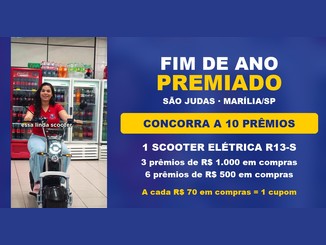 Arte da promoção Fim de Ano Premiado São Judas com mulher de camiseta vermelha sobre uma scooter elétrica em corredor de supermercado e a chamada para concorrer a 10 prêmios, entre eles uma scooter elétrica e vales de R$500,00 e R$1.000,00 em compras.