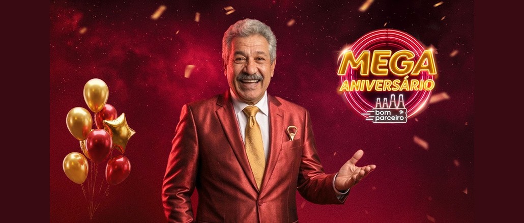 Homem sorridente de cabelos grisalhos e bigode, com terno vermelho brilhante e gravata dourada, ao lado do logotipo neon "Mega Aniversário Bom Parceiro", com balões dourados e vermelhos ao fundo.
