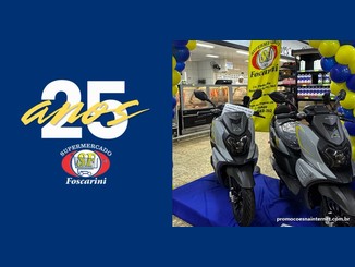 Arte da promoção 25 anos do Supermercado Foscarini: à esquerda, logotipo com o número 25 e a palavra anos em amarelo sobre fundo azul, acima do selo do supermercado; à direita, duas motos elétricas Veloster prata sob um arco de balões azuis e amarelos.