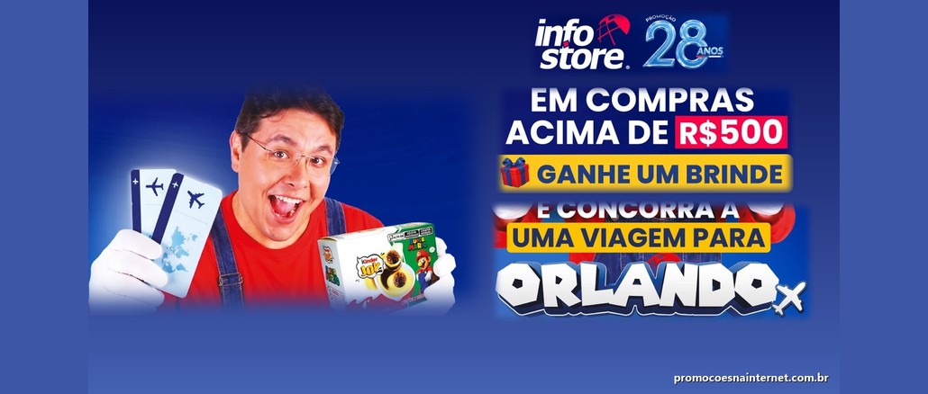 Arte da promoção 28 Anos Info Store com um homem sorridente de macacão e camisa vermelha segurando passagens aéreas e uma caixa de Kinder Joy Super Mario, com os dizeres: em compras acima de R$500, ganhe um brinde e concorra a uma viagem para Orlando.