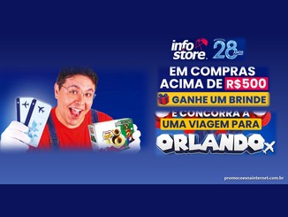Arte da promoção 28 Anos Info Store com um homem sorridente de macacão e camisa vermelha segurando passagens aéreas e uma caixa de Kinder Joy Super Mario, com os dizeres: em compras acima de R$500, ganhe um brinde e concorra a uma viagem para Orlando.