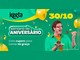 Arte verde de aniversário da Keeta com balões amarelos e confetes, a data 30/10, o selo "semana de aniversário" e a frase "Com cupom para comer de graça", ao lado de um homem de óculos vermelhos comendo bolo de chocolate.