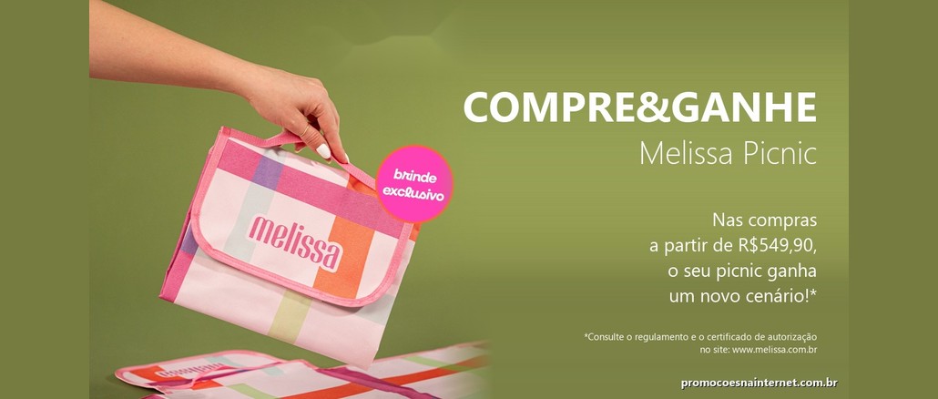 Promoção Melissa Dia das Crianças 2026 Arte da Promoção Melissa Dia das Crianças com a esteira Melissa Picnic xadrez em rosa e laranja e o texto Compre&Ganhe nas compras a partir de R$549,90