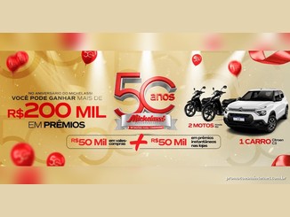 Banner dourado do aniversário de 50 anos do Michelassi Supermercados, com a frase "Você pode ganhar mais de R$200 mil em prêmios", duas motos Honda Biz pretas e um carro Citroën C3 branco, além do selo 50 anos entre balões vermelhos.