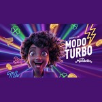 Arte da Promoção Modo Turbo Loja Mondelēz com personagem 3D de cabelo cacheado e expressão animada diante de fundo roxo com raios de luz coloridos, rodeada por moedas douradas, trevos, carrinho de compras, raio amarelo e os números 2x e 3x em neon, ao lado do logotipo da promoção.