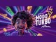 Arte da Promoção Modo Turbo Loja Mondelēz com personagem 3D de cabelo cacheado e expressão animada diante de fundo roxo com raios de luz coloridos, rodeada por moedas douradas, trevos, carrinho de compras, raio amarelo e os números 2x e 3x em neon, ao lado do logotipo da promoção.
