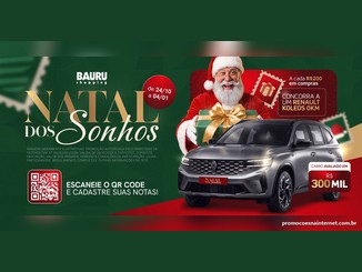 Arte da promoção Natal dos Sonhos do Bauru Shopping com um Papai Noel segurando um presente atrás de um SUV Renault Koleos cinza, a chamada "A cada R$200 em compras, concorra a um Renault Koleos 0km", o período de 24/10 a 04/01 e um QR Code para cadastrar notas.