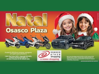 Arte da campanha Natal Osasco Plaza com duas crianças de gorro de Papai Noel, quatro motos Honda PCX, um Fiat Pulse e um Hyundai i20 pretos sobre fundo vermelho, laranja e verde