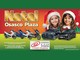 Arte da campanha Natal Osasco Plaza com duas crianças de gorro de Papai Noel, quatro motos Honda PCX, um Fiat Pulse e um Hyundai i20 pretos sobre fundo vermelho, laranja e verde