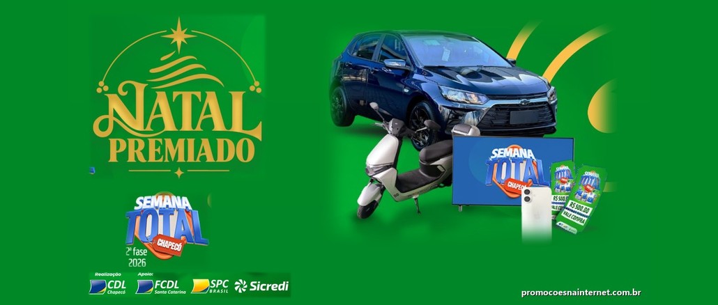 Arte do Natal Premiado CDL 2026 em Chapecó com carro Onix azul, scooter elétrica, Smart TV, iPhone e vales-compras sobre fundo verde, ao lado do logotipo da campanha e da Semana Total Chapecó