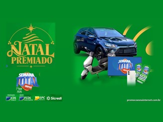 Arte do Natal Premiado CDL 2026 em Chapecó com carro Onix azul, scooter elétrica, Smart TV, iPhone e vales-compras sobre fundo verde, ao lado do logotipo da campanha e da Semana Total Chapecó