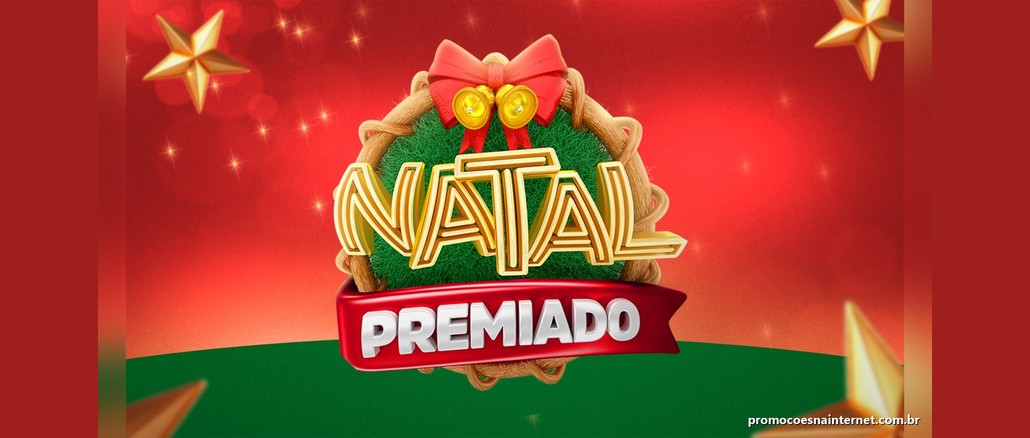 Logotipo Natal Premiado em letras douradas sobre coroa natalina com laço vermelho e sinos dourados, faixa vermelha com a palavra Premiado, fundo vermelho com estrelas douradas e chão verde