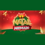 Logotipo Natal Premiado em letras douradas sobre coroa natalina com laço vermelho e sinos dourados, faixa vermelha com a palavra Premiado, fundo vermelho com estrelas douradas e chão verde