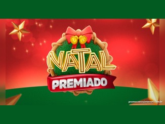 Logotipo Natal Premiado em letras douradas sobre coroa natalina com laço vermelho e sinos dourados, faixa vermelha com a palavra Premiado, fundo vermelho com estrelas douradas e chão verde