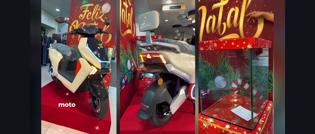 Natal Premiado Star Jeans Três quadros da loja Star Jeans decorada para o Natal: a moto elétrica branca e preta da marca Angie sobre tapete vermelho, vista de frente e de trás, e a urna de vidro da promoção entre caixas de presente, com painel de Feliz Natal ao fundo.