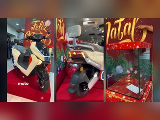 Três quadros da loja Star Jeans decorada para o Natal: a moto elétrica branca e preta da marca Angie sobre tapete vermelho, vista de frente e de trás, e a urna de vidro da promoção entre caixas de presente, com painel de Feliz Natal ao fundo.