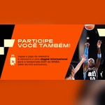 Arte laranja da promoção Playoffs WNBA com o texto "Participe você também!", ícone de mala de viagem e foto de jogadora do Atlanta Dream arremessando a bola.
