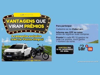 Arte da promoção Vantagens que Viram Prêmios, dos Postos Lar, com letreiro luminoso, uma picape Fiat Strada branca e uma moto Honda Bros, instruções para participar, selo do sorteio em 13 de dezembro de 2026 e logotipo do Clube Lar+.