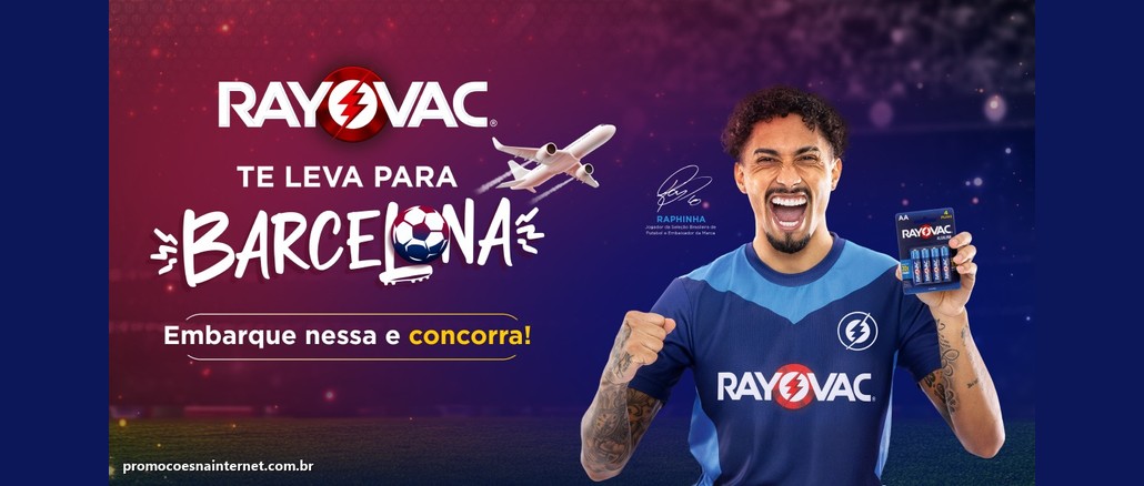 Arte da Promoção Rayovac Te Leva Para Barcelona, com o jogador Raphinha segurando uma embalagem de pilhas Rayovac, um avião ao lado do nome Barcelona e a frase Embarque nessa e concorra