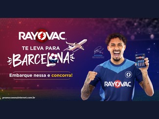 Arte da Promoção Rayovac Te Leva Para Barcelona, com o jogador Raphinha segurando uma embalagem de pilhas Rayovac, um avião ao lado do nome Barcelona e a frase Embarque nessa e concorra