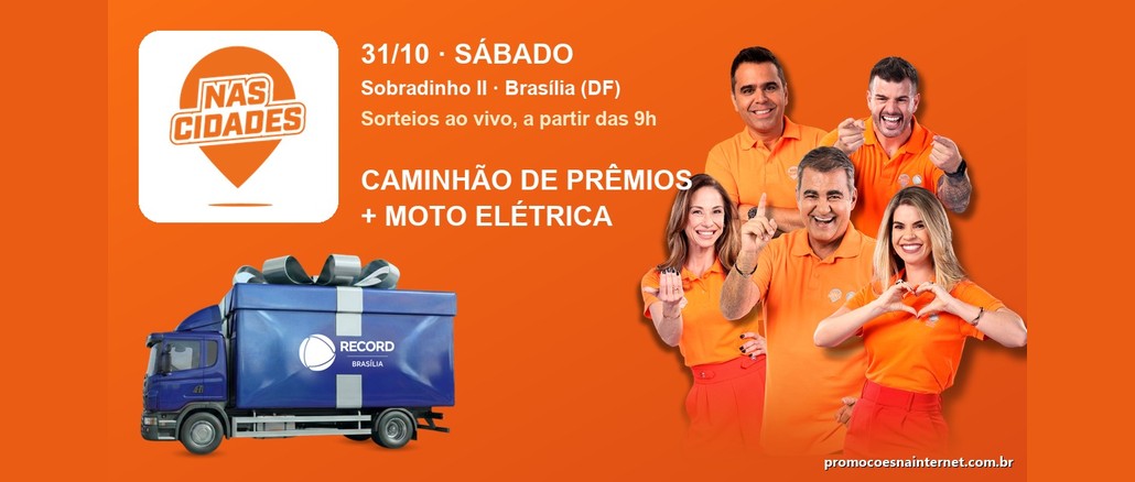 Arte laranja do evento Record nas Cidades em Sobradinho II, com o logo Nas Cidades, um caminhão de prêmios azul com laço e cinco apresentadores da Record Brasília, com a data 31/10 e a chamada Caminhão de Prêmios + Moto Elétrica.
