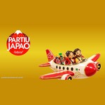 Logotipo da Promoção Partiu Japão com Sakura Alimentos ao lado de um casal sorridente em um avião de brinquedo vermelho e branco, com dois frascos de molho Sakura, sobre fundo dourado.