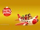 Logotipo da Promoção Partiu Japão com Sakura Alimentos ao lado de um casal sorridente em um avião de brinquedo vermelho e branco, com dois frascos de molho Sakura, sobre fundo dourado.