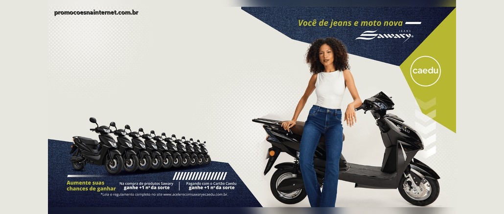 Promoção Acelere com Sawary e Caedu Mulher de cabelos cacheados, regata branca e calça jeans, apoiada em uma moto elétrica preta ao lado do texto "Você de jeans e moto nova", com os logotipos Sawary Jeans e Caedu e uma fila de dez motos no canto inferior esquerdo.