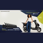 Mulher de cabelos cacheados, regata branca e calça jeans, apoiada em uma moto elétrica preta ao lado do texto "Você de jeans e moto nova", com os logotipos Sawary Jeans e Caedu e uma fila de dez motos no canto inferior esquerdo.