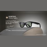 Óculos de sol Ray-Ban Meta Wayfarer pousado sobre uma superfície curva, ao lado do texto "Sorteio todo mês: clientes estrela concorrem a óculos de sol Ray-Ban Meta Wayfarer" e do selo de patrocínio Óticas Carol.