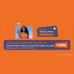 Arte da Promoção Raspou, Achou, Ganhou do Cartão Torra, com mulher sorridente segurando o cartão sobre fundo laranja, painel azul com o nome da campanha e a logomarca Torra