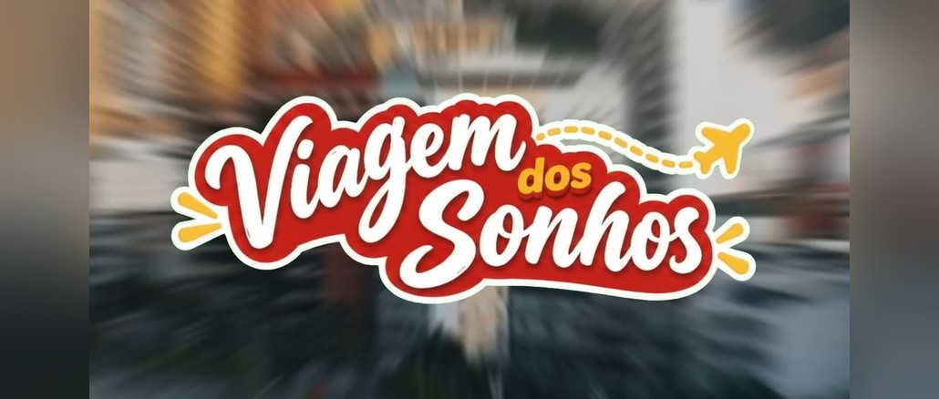 Logotipo da campanha Viagem dos Sonhos, em letras brancas com contorno vermelho, avião amarelo e trajeto pontilhado, sobre fundo desfocado de cidade.