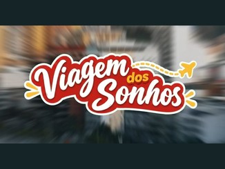 Logotipo da campanha Viagem dos Sonhos, em letras brancas com contorno vermelho, avião amarelo e trajeto pontilhado, sobre fundo desfocado de cidade.