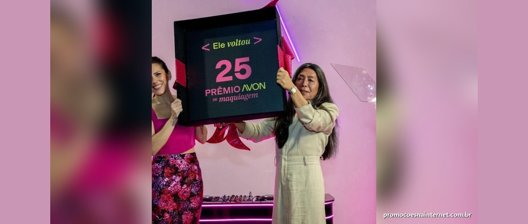 Concurso Prêmio Avon de Maquiagem Duas mulheres seguram uma grande caixa preta com laços rosa que exibe a mensagem "Ele voltou 25 Prêmio Avon de Maquiagem", em um cenário rosa com luzes de neon.
