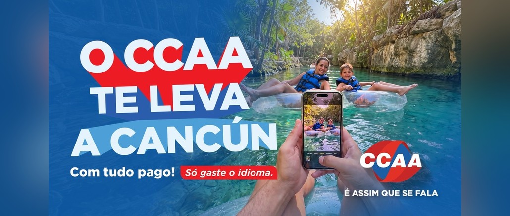 O CCAA Te Leva a Cancún Arte da promoção O CCAA te leva a Cancún com mãe e filho em boias num rio de águas cristalinas cercado de vegetação tropical, uma mão segurando um celular que fotografa a cena e o logo do CCAA.