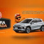 Arte laranja da promoção Compra Premiada Rede Mundi com o logo vermelho da Rede Mundi, um mascote de boné e óculos escuros apontando para um Chevrolet Sonic Premier prata e uma scooter elétrica vermelha com a indicação x5.