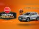Arte laranja da promoção Compra Premiada Rede Mundi com o logo vermelho da Rede Mundi, um mascote de boné e óculos escuros apontando para um Chevrolet Sonic Premier prata e uma scooter elétrica vermelha com a indicação x5.