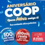 Arte da promoção Aniversário Coop – Quem Ativa, Amigo É! com balões azul e vermelho anunciando R$100 mil para o cooperado e R$100 mil para o melhor amigo, sobre fundo azul com confetes.