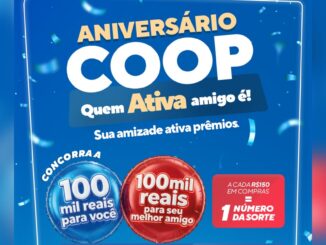 Arte da promoção Aniversário Coop – Quem Ativa, Amigo É! com balões azul e vermelho anunciando R$100 mil para o cooperado e R$100 mil para o melhor amigo, sobre fundo azul com confetes.