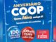 Arte da promoção Aniversário Coop – Quem Ativa, Amigo É! com balões azul e vermelho anunciando R$100 mil para o cooperado e R$100 mil para o melhor amigo, sobre fundo azul com confetes.