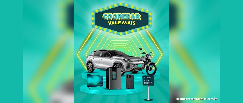 Arte da Promoção Cooperar Vale Mais com letreiro luminoso, um carro Volkswagen Tera prata, uma moto, uma Smart TV, uma cervejeira e iPhones sobre palco verde-água