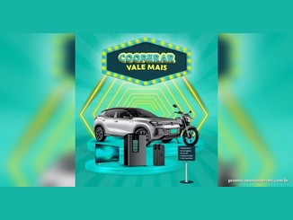Arte da Promoção Cooperar Vale Mais com letreiro luminoso, um carro Volkswagen Tera prata, uma moto, uma Smart TV, uma cervejeira e iPhones sobre palco verde-água