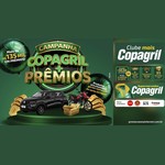 Arte da Campanha Copagril + Prêmios com um Renault Kwid preto, uma moto Honda NXR Bros 160 e vale-compras sobre pódio verde, com o aviso de mais de R$135 mil em prêmios, a regra de 1 número da sorte a cada R$50,00 em compras e as marcas aceleradoras Coca-Cola, 3 Corações, Girando Sol e Frimesa.
